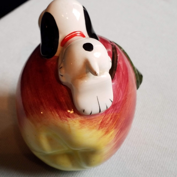 Vintage Snoopy on apple ceramic figure - Picture 3 of 7